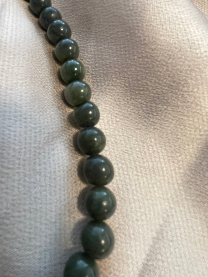 Graduated necklace with Indian agate and green serpentine beads